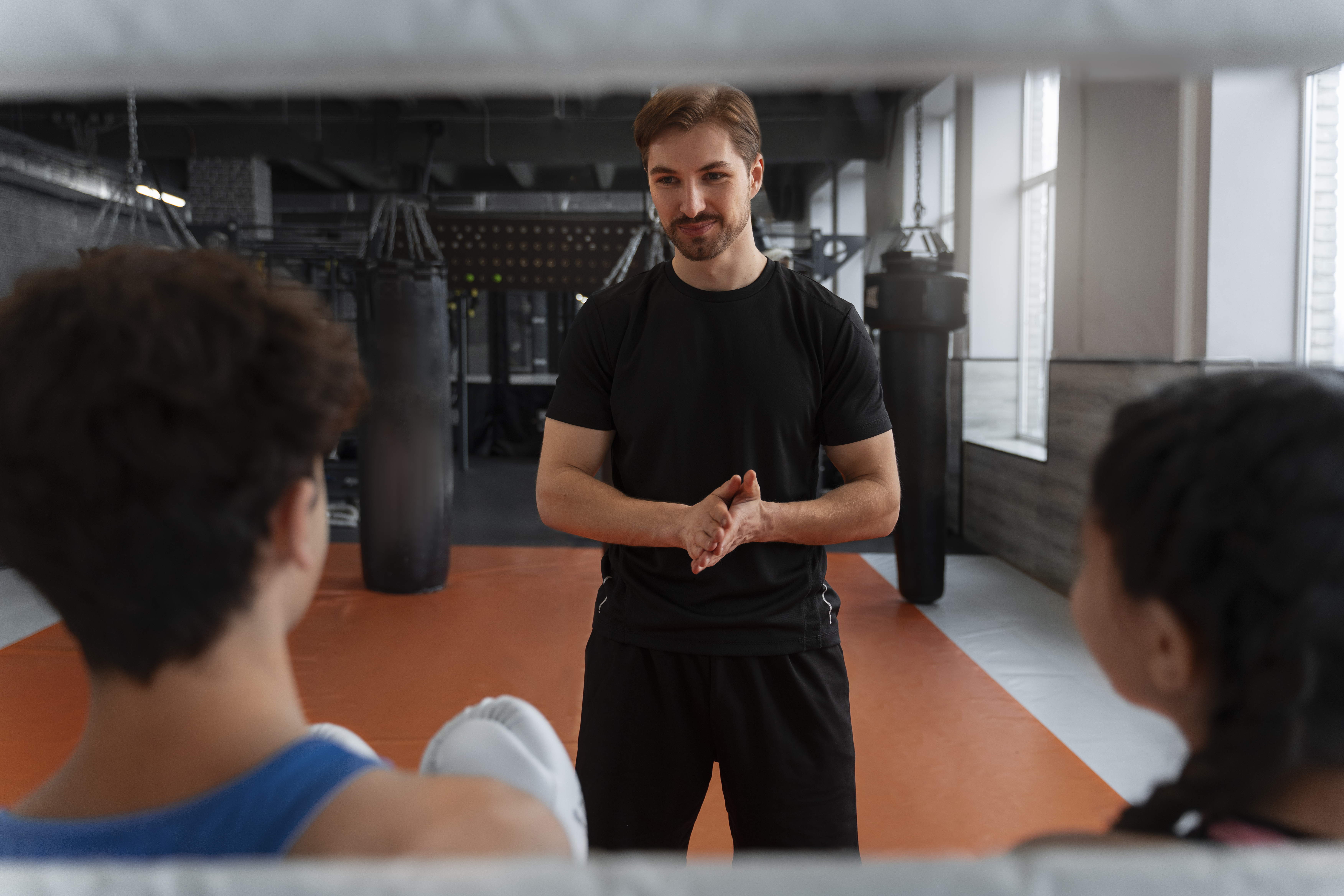Тренер помогает в фитнес зале
